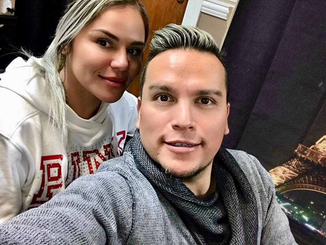 De dicho material se desprende el sencillo 'Ya te sabes el camino', 
<b><a href="https://www.univision.com/shows/la-reina-de-la-cancion/joss-favela-de-compositor-a-cantautor-fotos">escrito por Joss Favela </a></b>y Luciano Luna. Para el video del tema, Omar Sánchez invitó a su amiga Claudia Galván, ex esposa de Lorenzo Méndez, para que fungiera como coprotagonista.