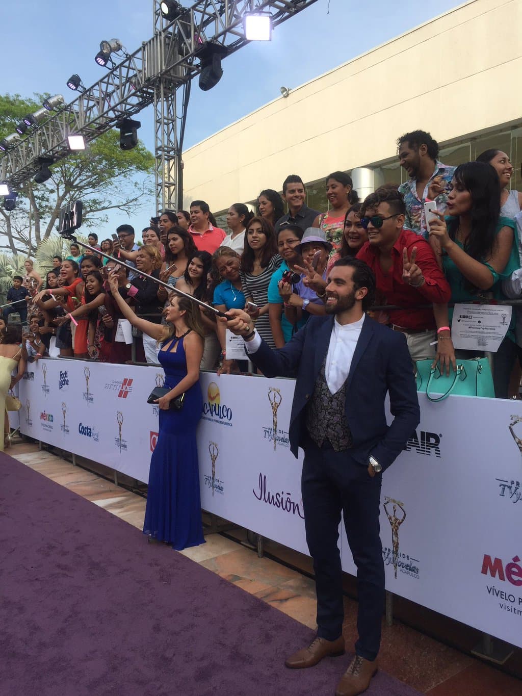 José Pablo Minor no perdió oportunidad para complacer a todas sus admiradoras.