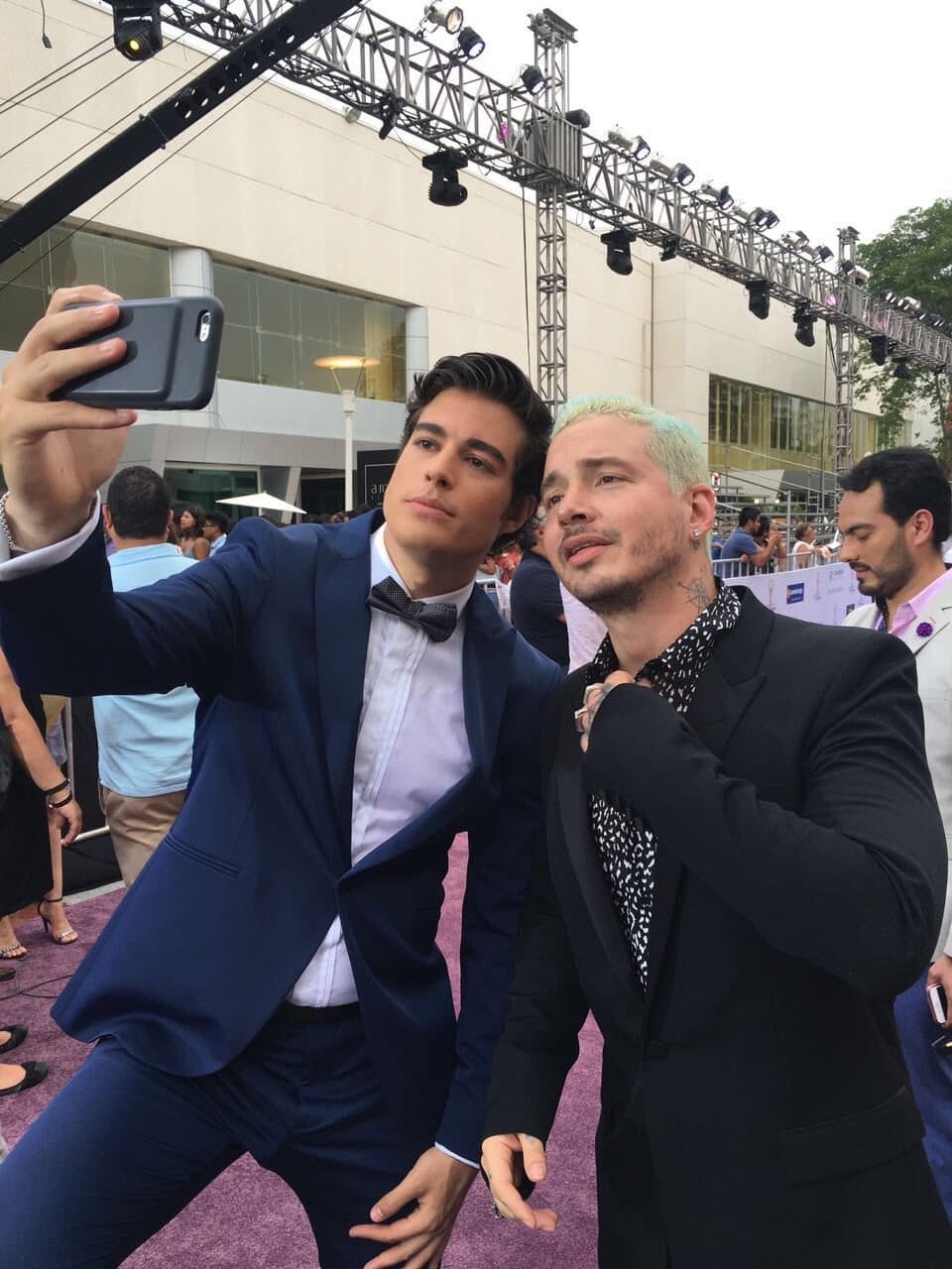 J Balvin causó sensación en la alfombra de los Premios TVyNovelas.