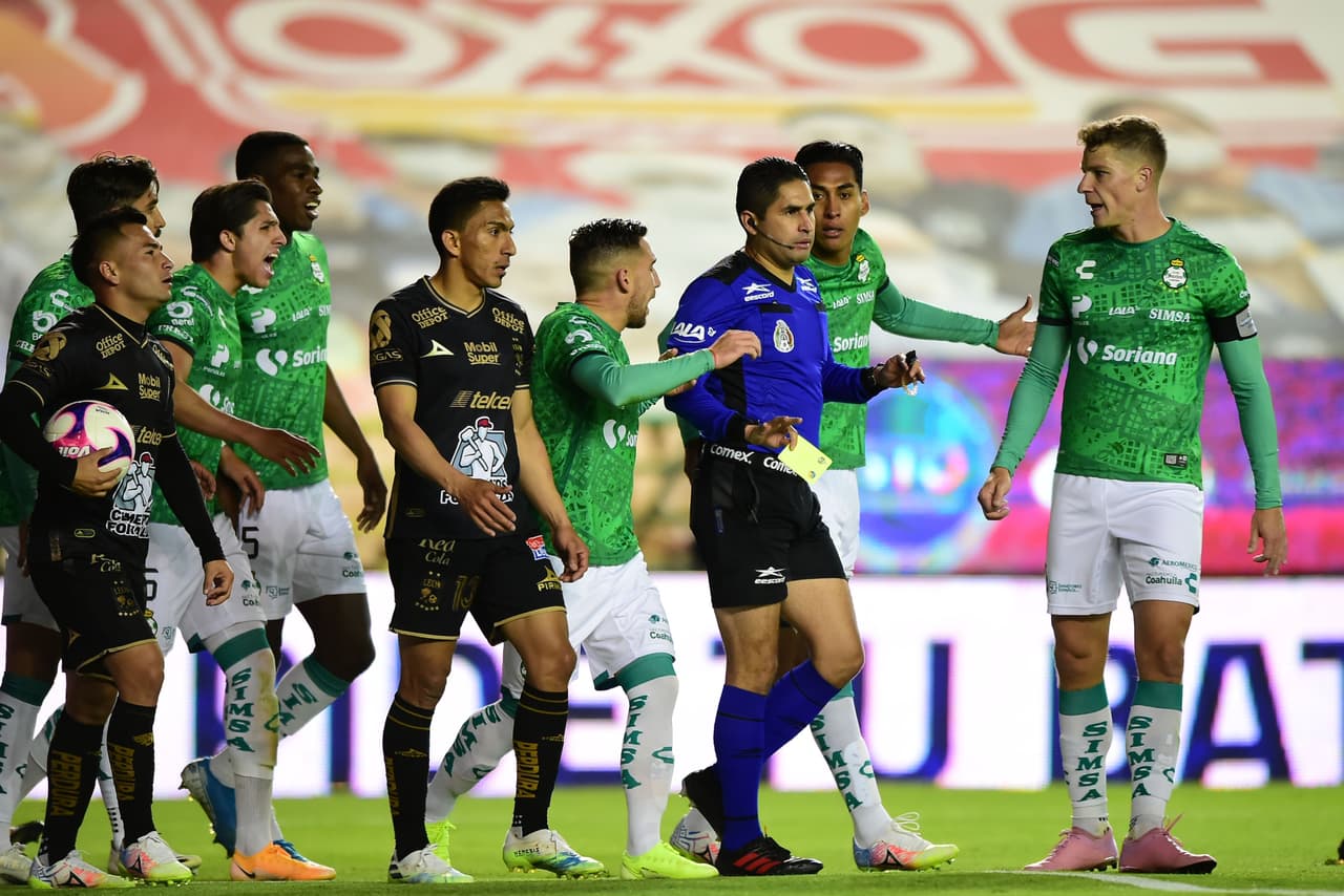 El conjunto Esmeralda sigue consiguiendo puntos y con goles de David Ramírez y Luis Montes, los locales logran remontar y se quedan con los tres puntos en el Nou Camp.