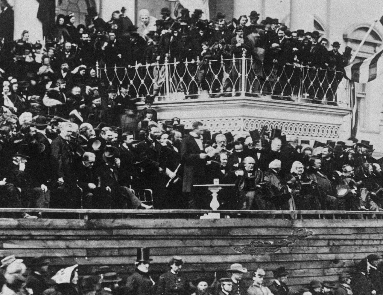 Abraham Lincoln, dando su segundo discurso inaugural el 4 de marzo de 1965, frente a la fachada del Capitolio decorada para la ocasión. La guerra civil estadounidense llegaba a su final y Lincoln fue asesinado 42 días después.
<br>
