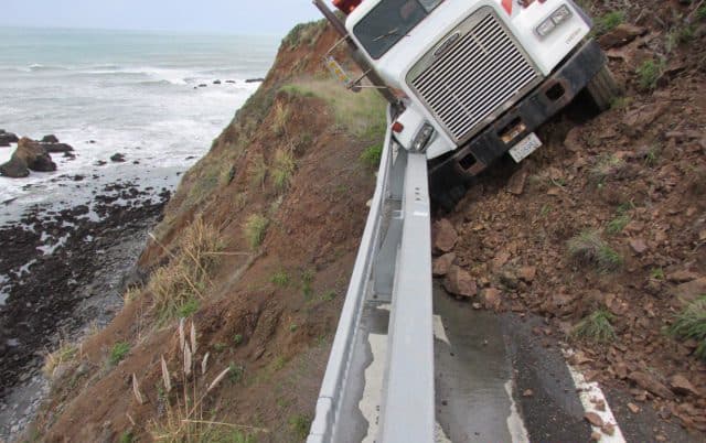 Solo el guardarraíl impidió que el camión se precipitara por el acantilado