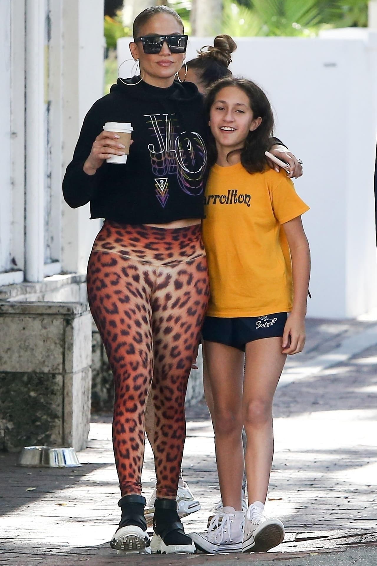 Un sello característico en el estilo de Emme son las prendas deportivas y 'oversize', un aspecto que la diferencia de su mamá a quien le gusta la ropa más ceñida.