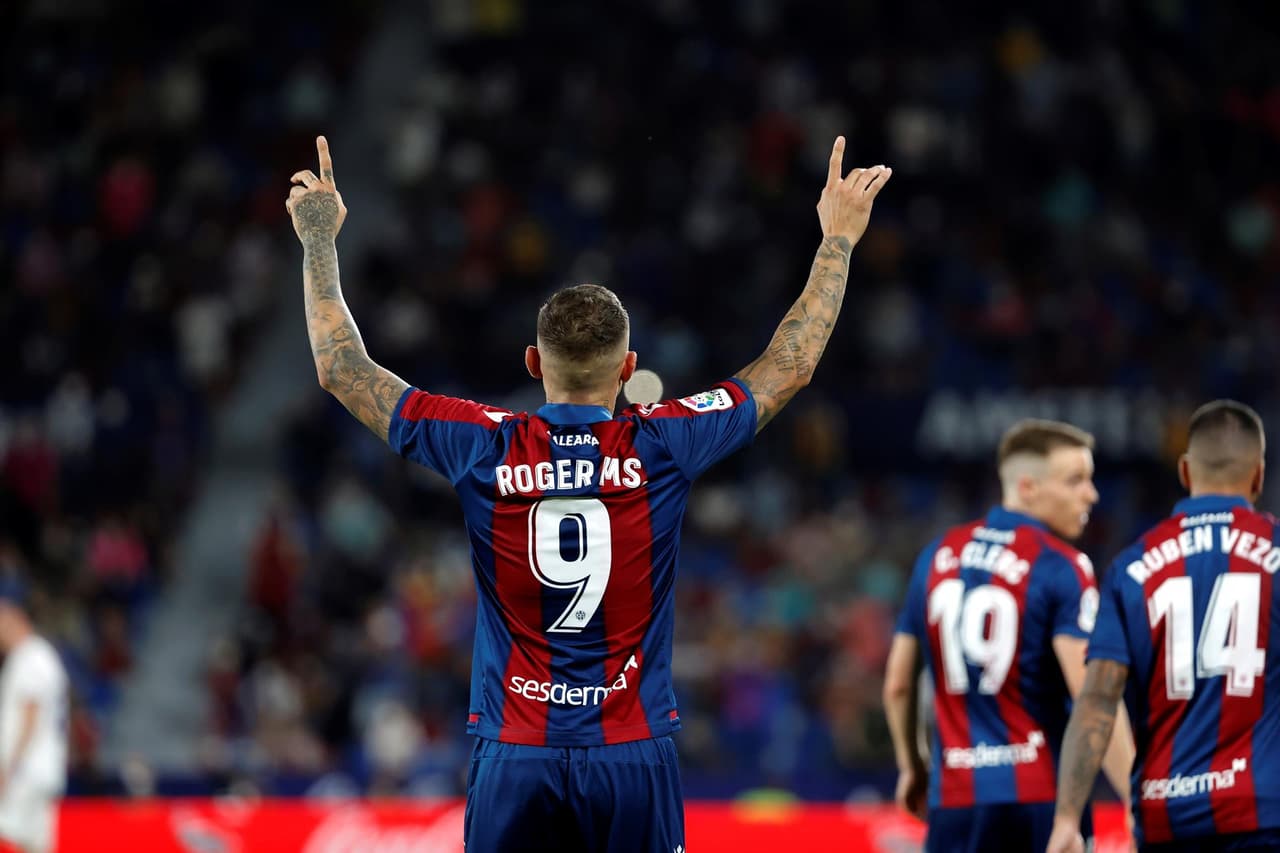 El Real Madrid logra empatar el encuentro 3-3 tras ir perdiendo ante el Levante, durante la segunda Jornada de LaLiga. Roger Marti, José Gomez Campaña y Roberto Suarez Pie fueron autores de los goles de la escuadra de los 'granotes', sin embargo, Bale y el doblete de Vinicius Jr. igualaron marcador y salvaron un punto.