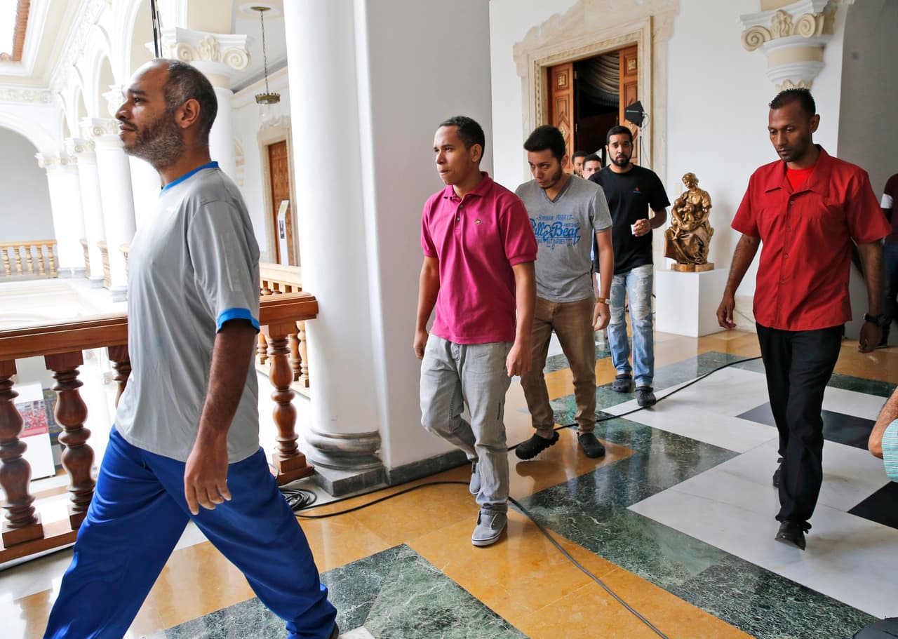 Entre las medidas que deben cumplir los afectados están la prohibición de salida del país, presentaciones a tribunales y la imposibilidad de extresar sus opiniones en ningún medio de comunicación ni redes sociales.