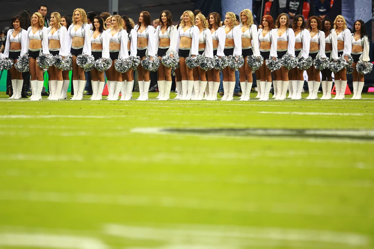 Las porristas de los Raiders demostraron que su presencia en México, dentro del estadio Azteca, también tendría el sello de calidad tipico de la NFL.