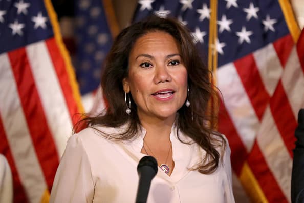 <b>Representante Veronica Escobar </b>
<br>Escobar fue una de las legisladoras que presionaron en mayo para que Pelosi adoptara una postura más agresiva.
<br>
<br>Ella también tuiteó: "Creo que debemos comenzar una investigación de juicio político".
