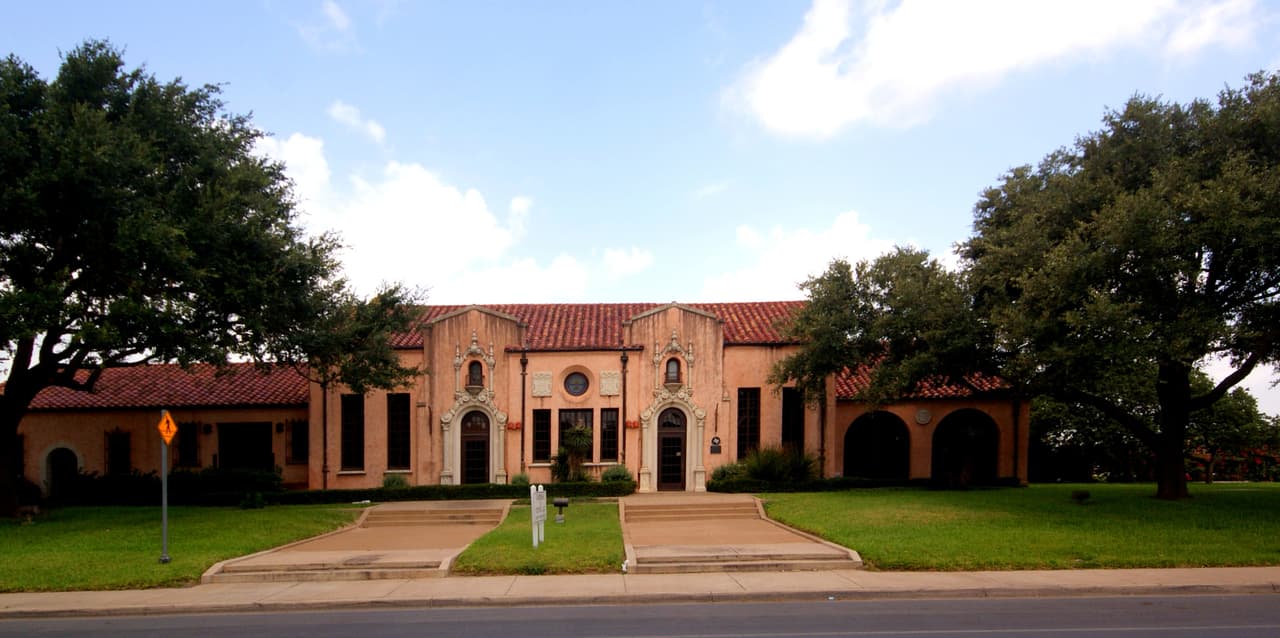 <h3 class="cms-H3-H3">3. McAllen-Edinburg-Mission, Texas</h3>
<br>
<br>💵 
<b>Aumento de ingreso real per cápita, 2022-2060:</b> +101.8%
<br>
<br>💵 
<b>Ingreso real per cápita, 2022:</b> $27,575
<br>
<br>💵 
<b>Ingreso real per cápita, 2060:</b> $55,641
<br>
<br>💵 
<b>Sectores con mayor crecimiento proyectado de 2022 a 2060:</b> Servicios técnicos y profesionales.
<br>