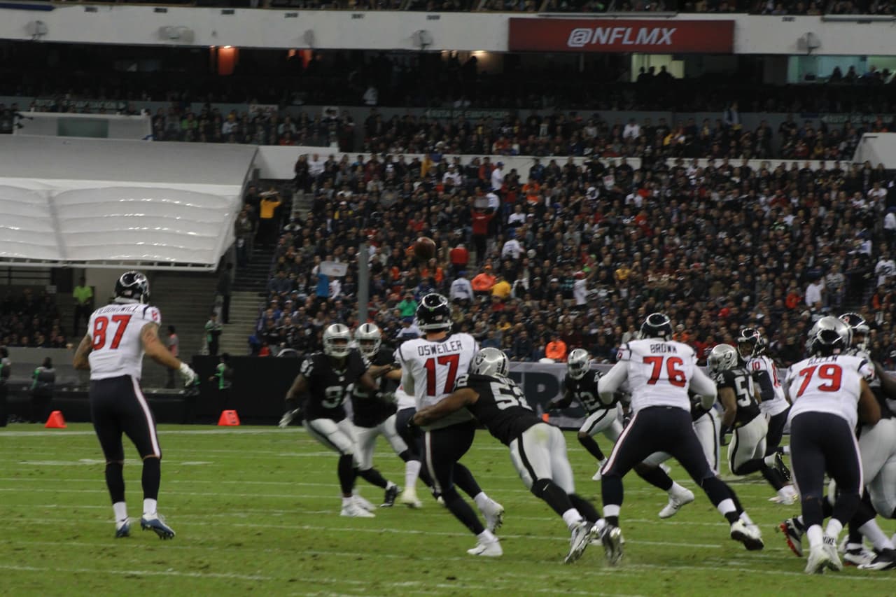 Te presentamos las mejores imágenes que nos dejó el juego entre Raiders y Texans en la cancha del estadio Azteca de la ciudad de México.