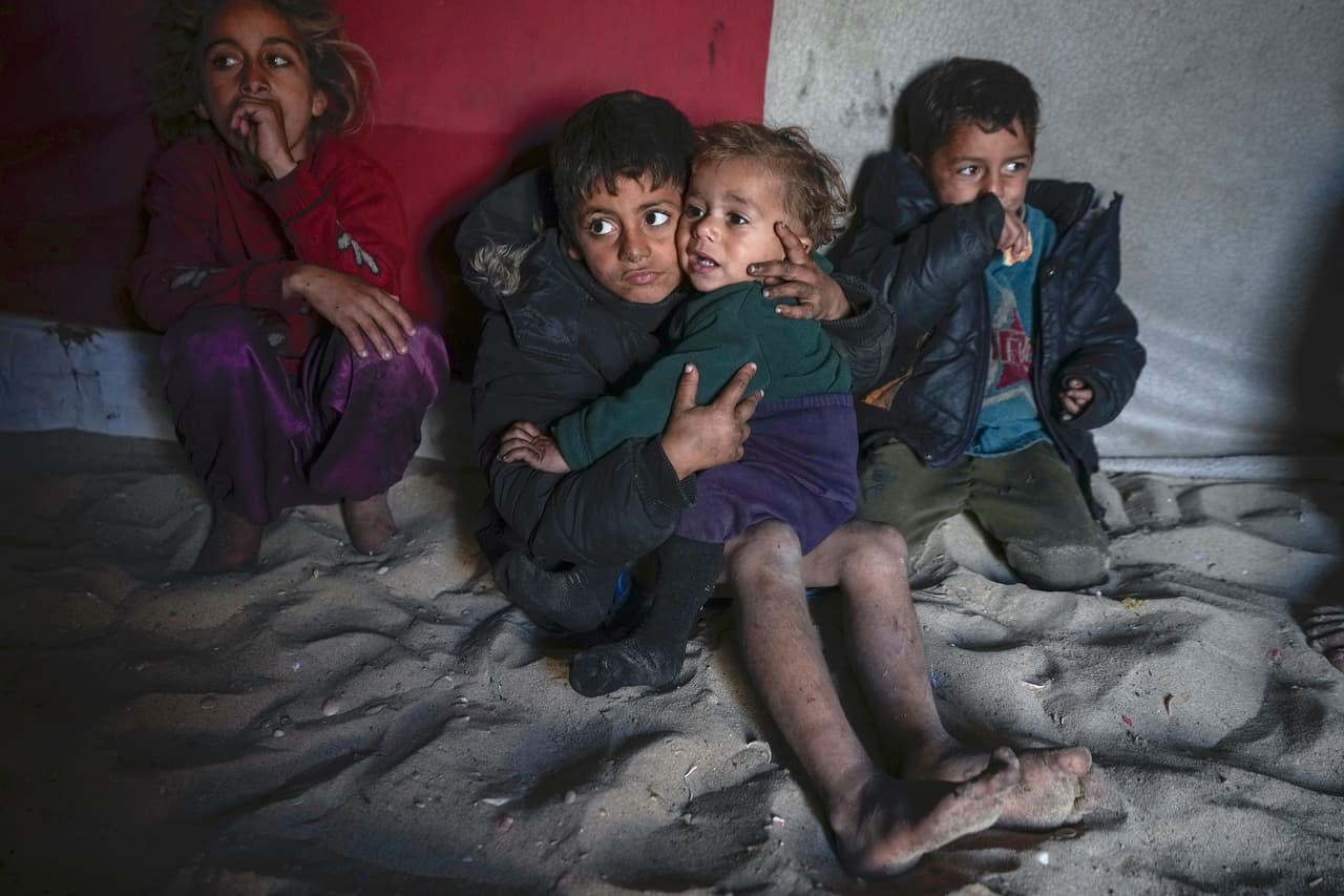 Soldados israelíes desalojan a la fuerza uno de los últimos hospitales funcionales de Gaza 