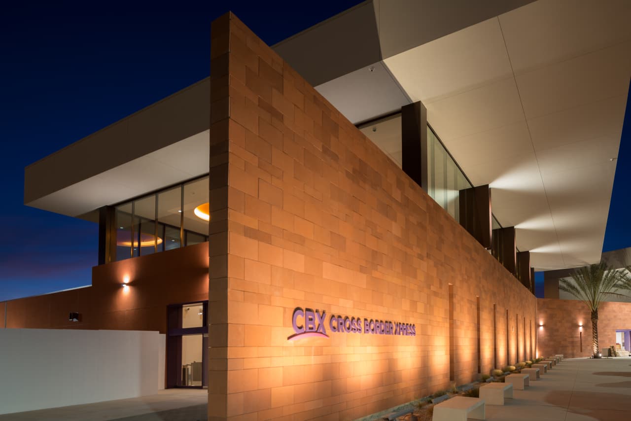 El puente que lleva a los pasajeros de Otay Mesa al Aeropuerto de Tijuana.