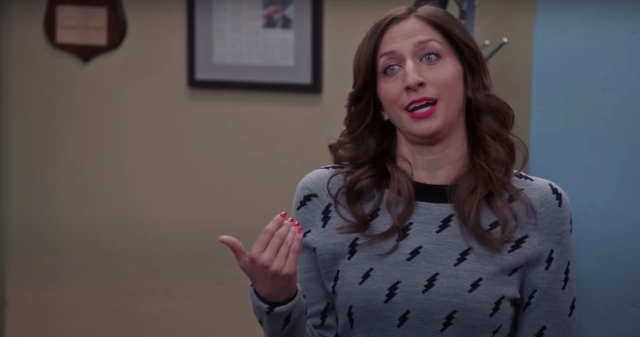 <b>Chelsea Peretti</b>
<br>Otro de los papeles que se añadieron a ‘Brooklyn nine- fue el de Gina, interpretada por Chelsea Peretti. La actriz originalmente audicionó por el papel que se convirtió en Rosa Diaz, pero su trabajo les gustó tanto que escribieron su propio personaje.
