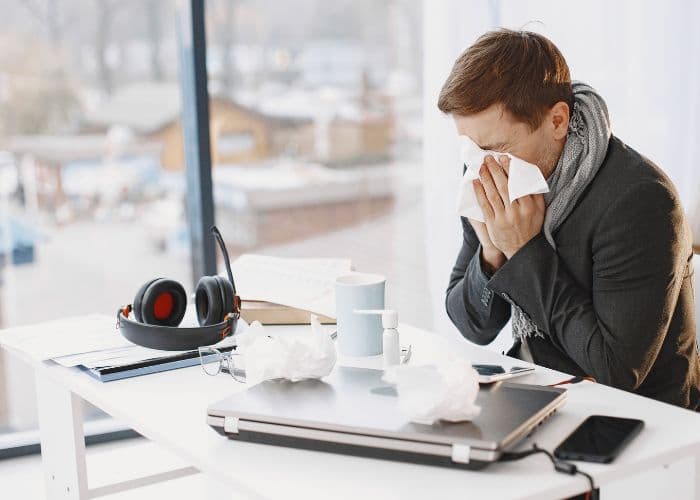 Nadie quiere al compañero con gripe en la oficina: Trabajar enfermo ya no es orgullo, es un error