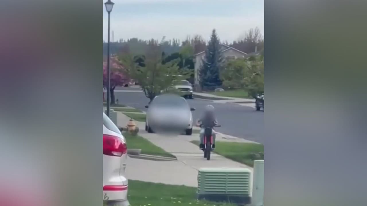 Video: Conductora en presunto estado de ebriedad persigue a un niño de 13 años sobre una acera en Washington