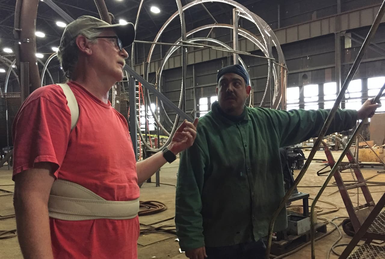 Scott Miller (izquierda) y Steve Bayer (derecha) trabajan en Munroe Inc., ambos dicen que no apoyan a ninguno de los dos virtuales candidatos.