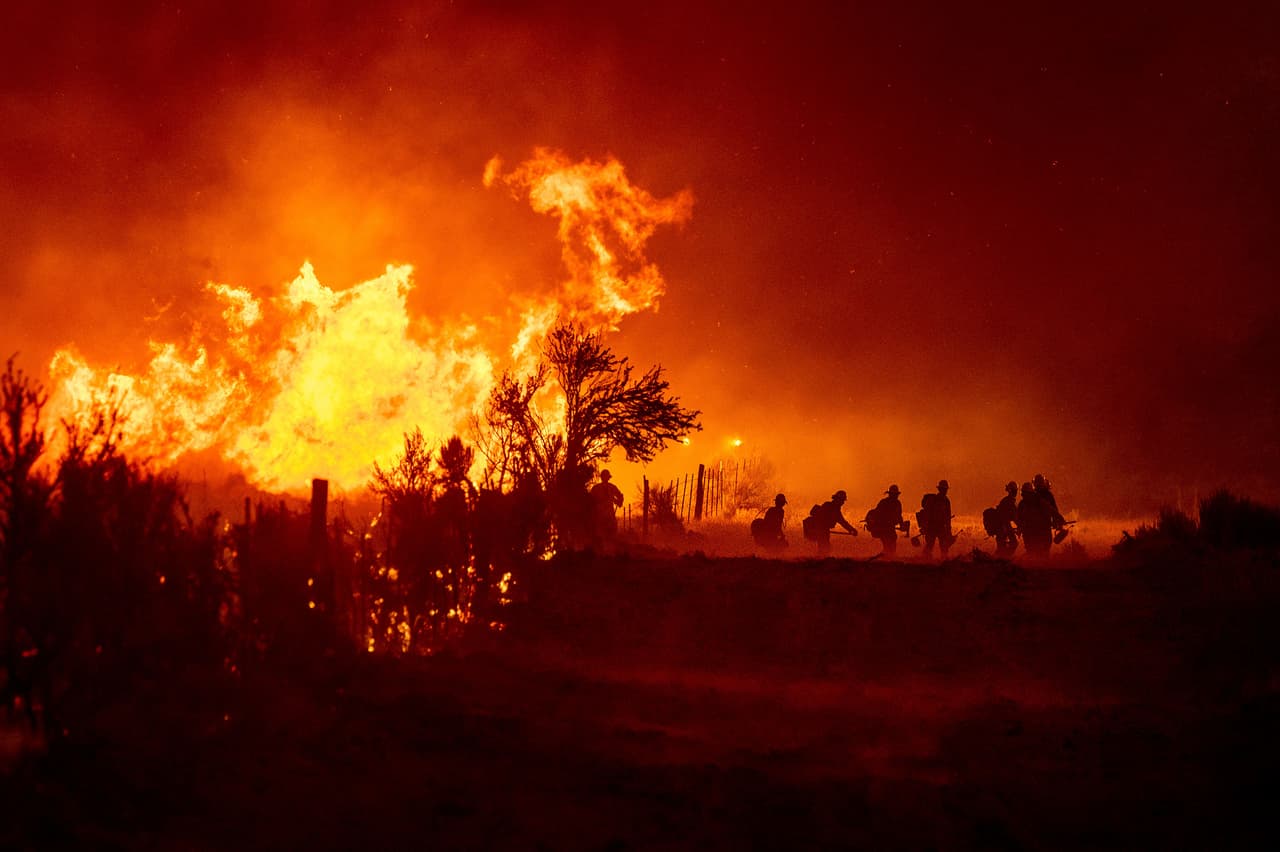 <b>Incendios inclementes en California</b>
<br>
<br>Bomberos luchando contra el incendio Beckwourth, en Doyle, California, el 9 de julio. En 2021 el estado de 
<a href="https://www.univision.com/noticias/estados-unidos/docenas-de-incendios-oeste-eeuu-evacuadas-california-oregon-fotos"><u>California vivió otra vez</u></a> inclementes oleadas de calor e incendios incontrolables. 
<br>
