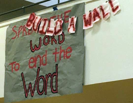 Estudiantes protestan pancarta de “Construye un muro” en secundaria de Oregon