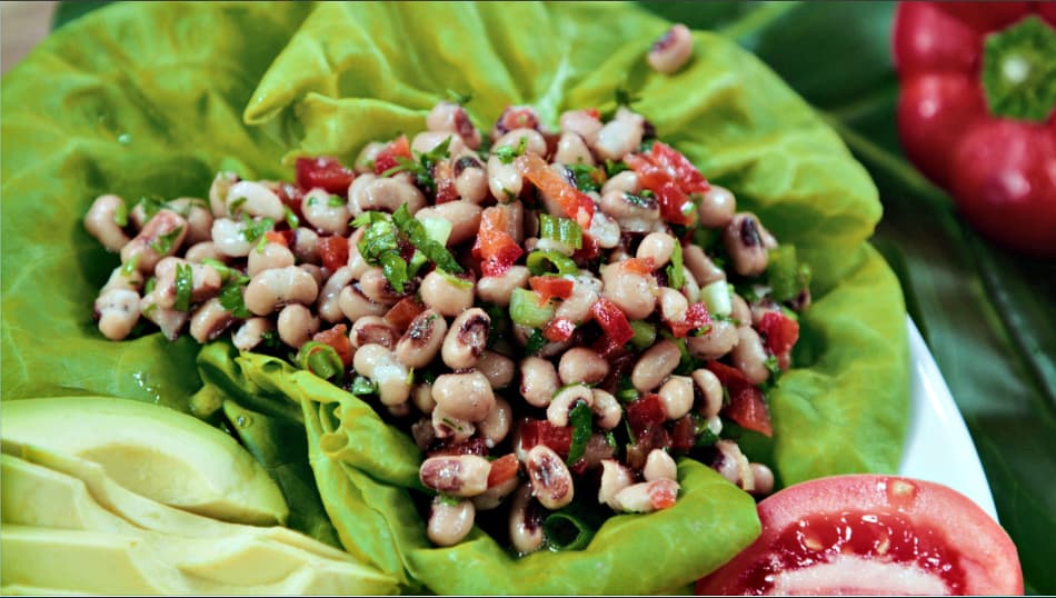 Ensalada de frijoles de ojo negro con cebollín y habanero