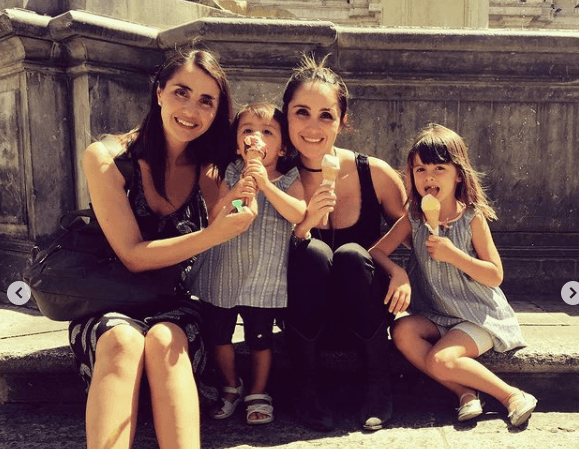 "Son idénticas", dijo un usuario al ver las fotos de Dulce María y Blanca a lo largo de los años. "Son iguales bendiciones", dijo otro usuario.