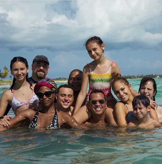 Y disfrutan mucho con la familia que han ido formando con sus hijos de matrimonios anteriores.