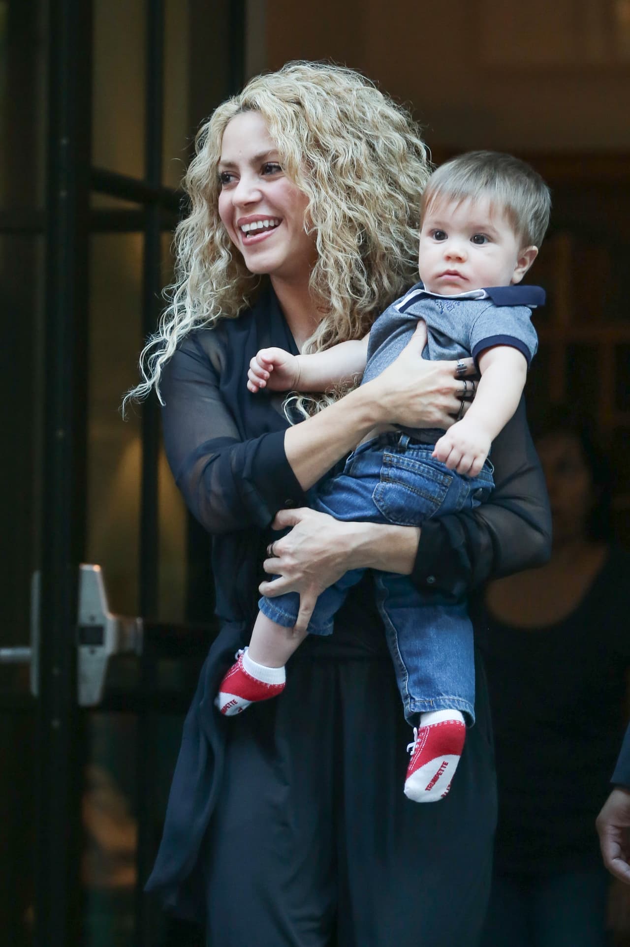 Shakira paseó con el pequeño Sasha en Nueva York.