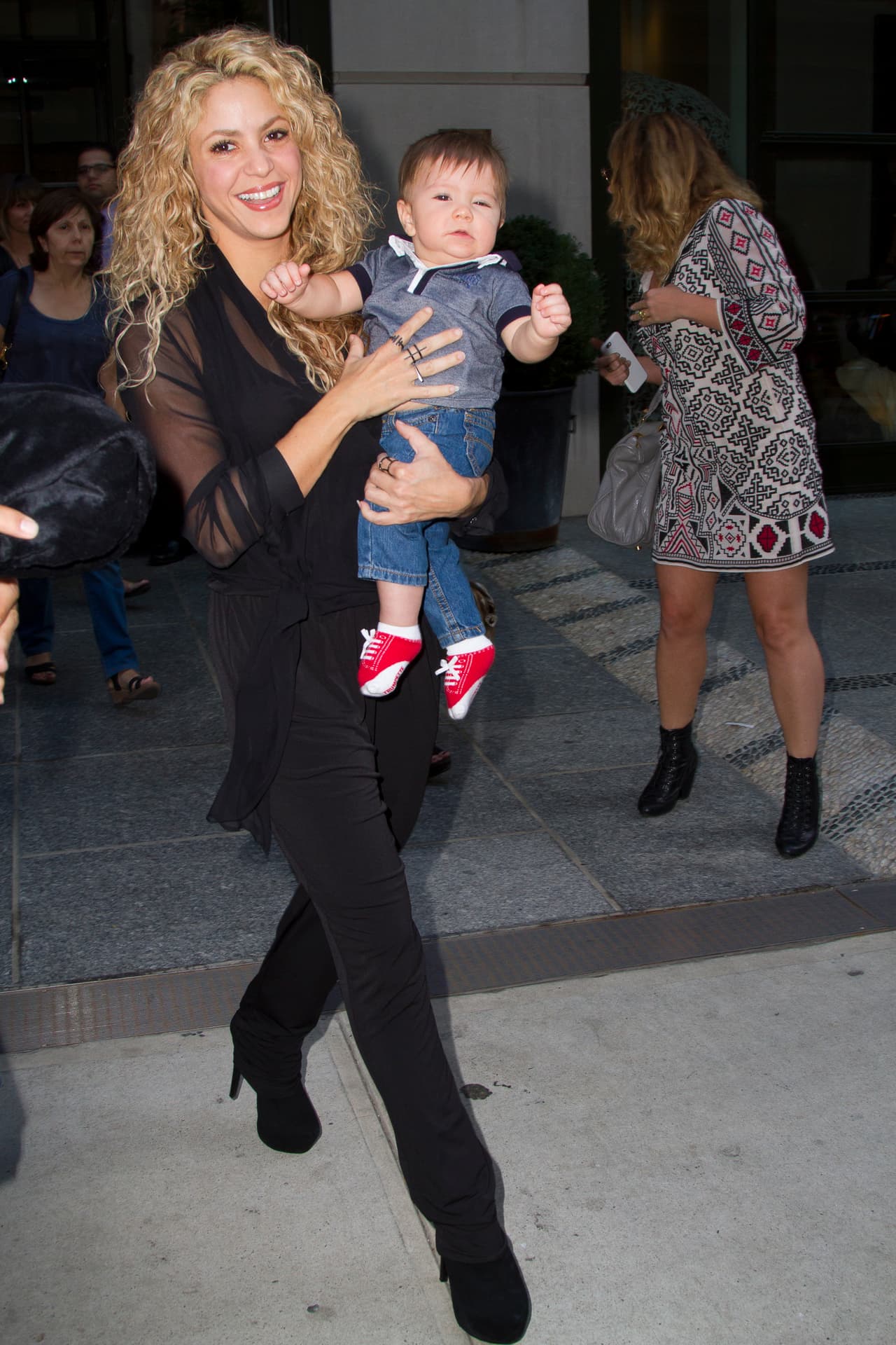 Shakira paseó con el pequeño Sasha en Nueva York.