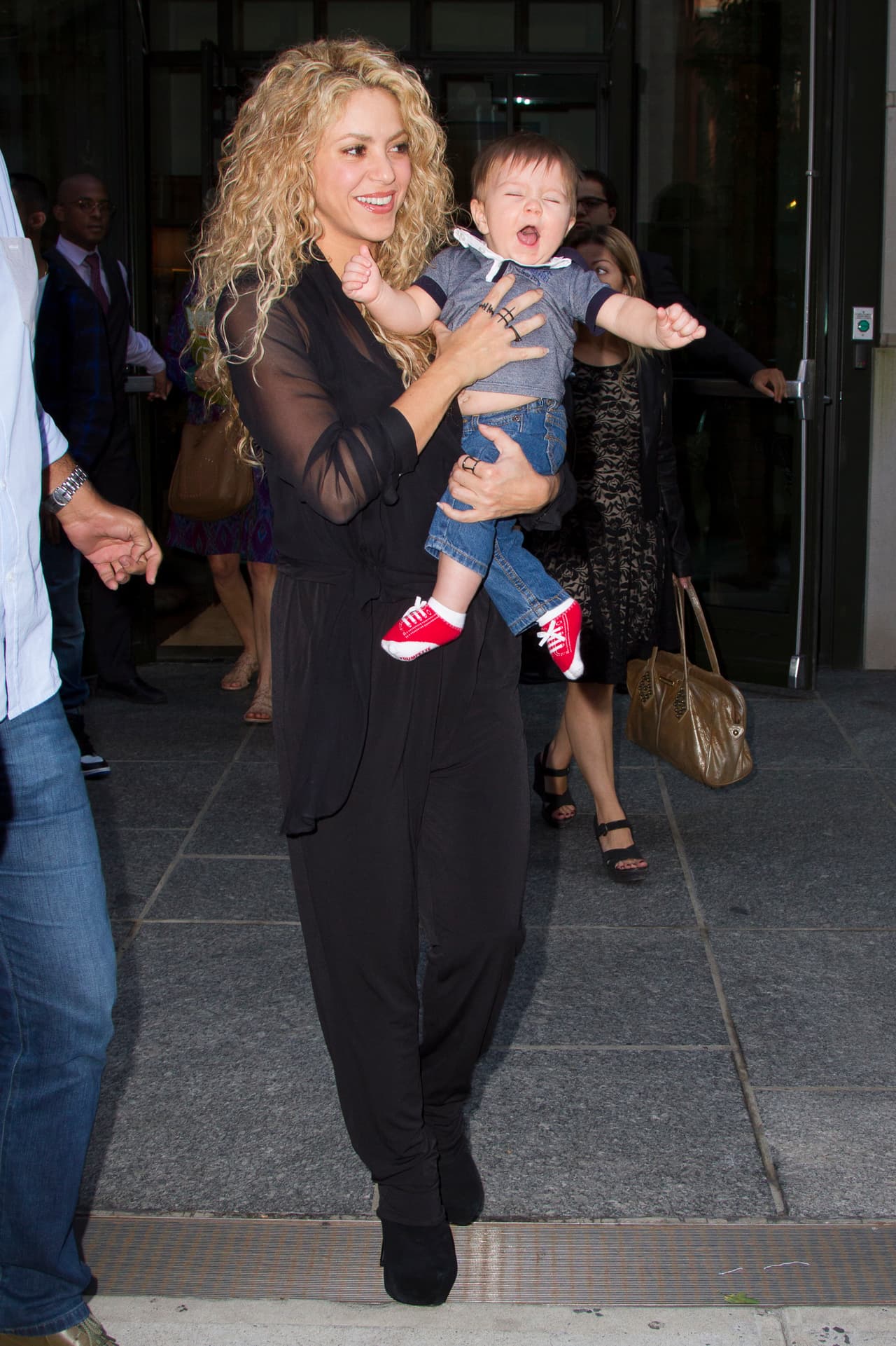 Shakira paseó con el pequeño Sasha en Nueva York.