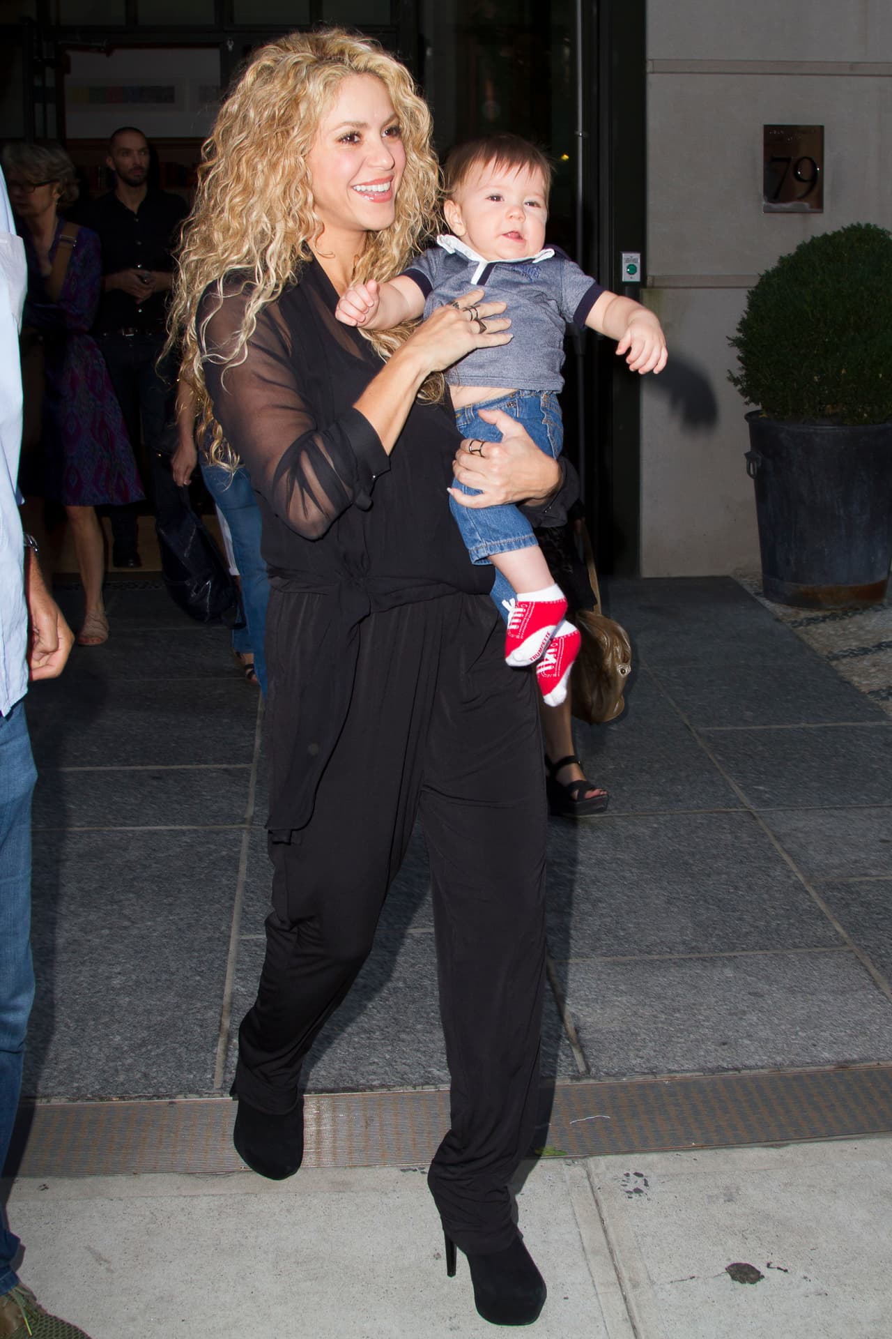 Shakira paseó con el pequeño Sasha en Nueva York.