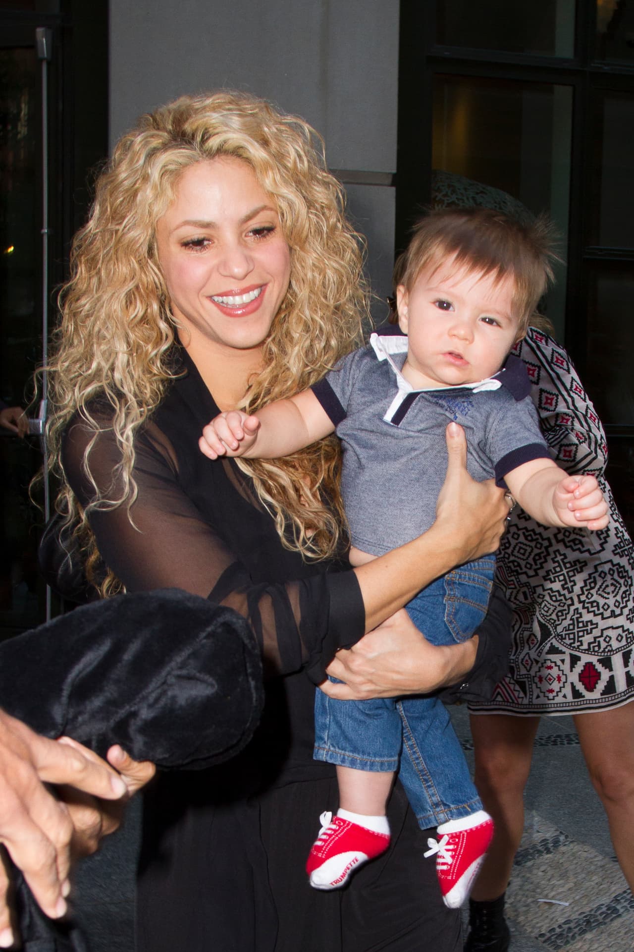Shakira paseó con el pequeño Sasha en Nueva York.