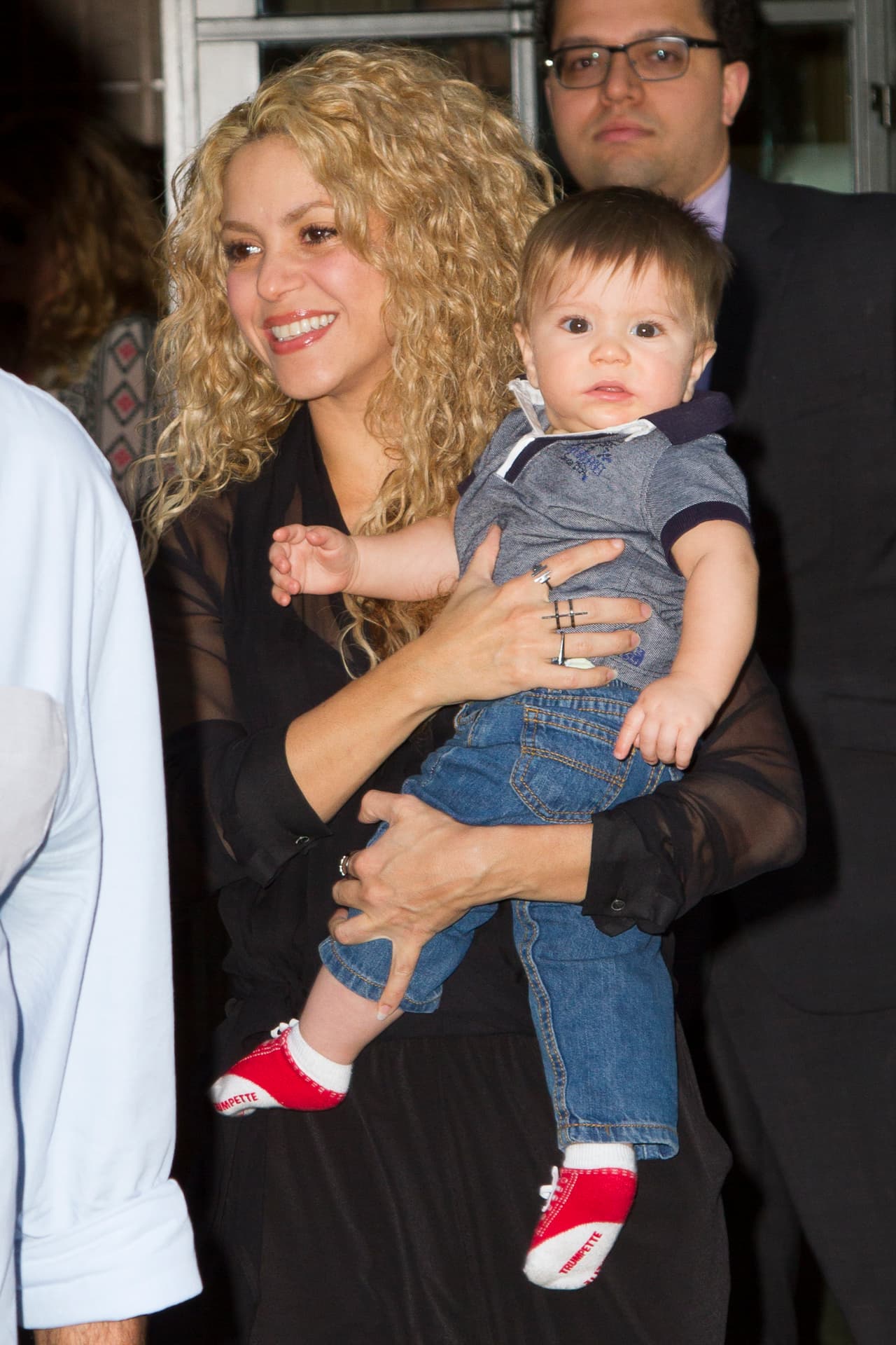 Shakira paseó con el pequeño Sasha en Nueva York.