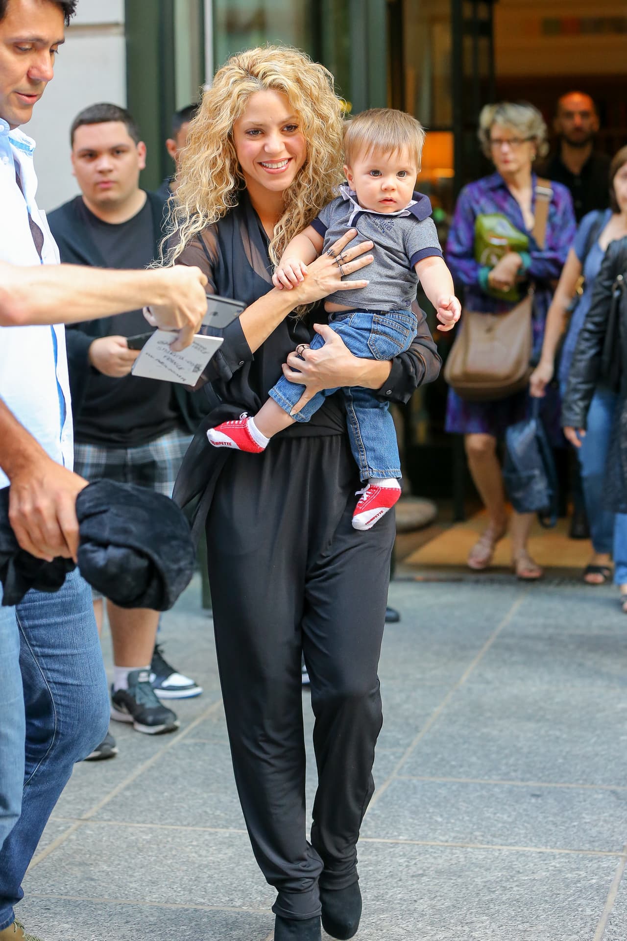 Shakira paseó con el pequeño Sasha en Nueva York.