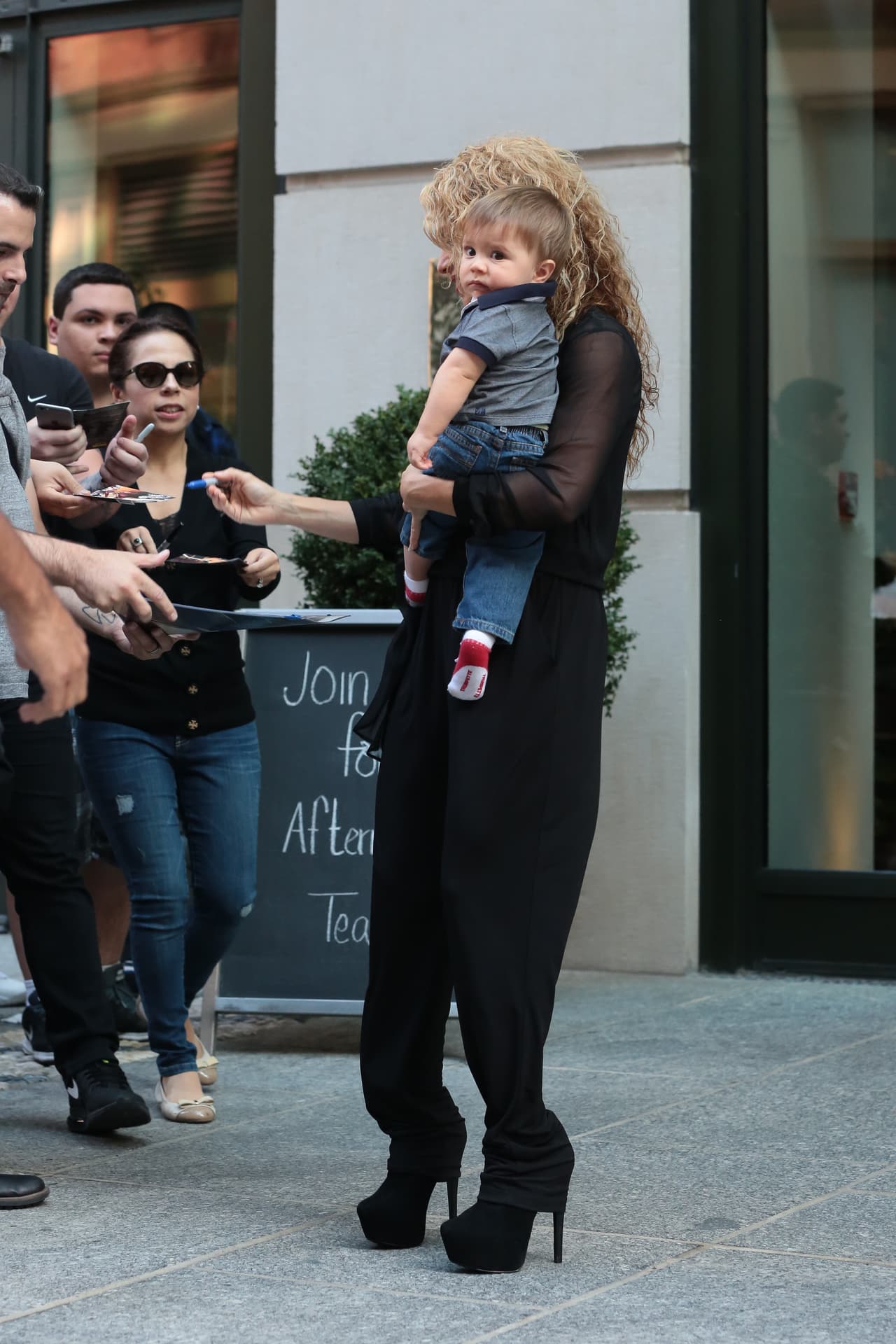 La colombiana también firmó unos cuantos autógrafos.