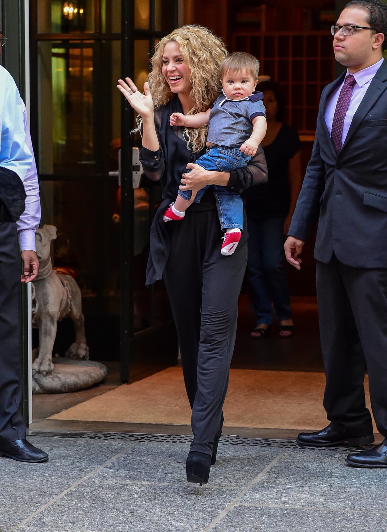 Saludando a la gente al salir del hotel.