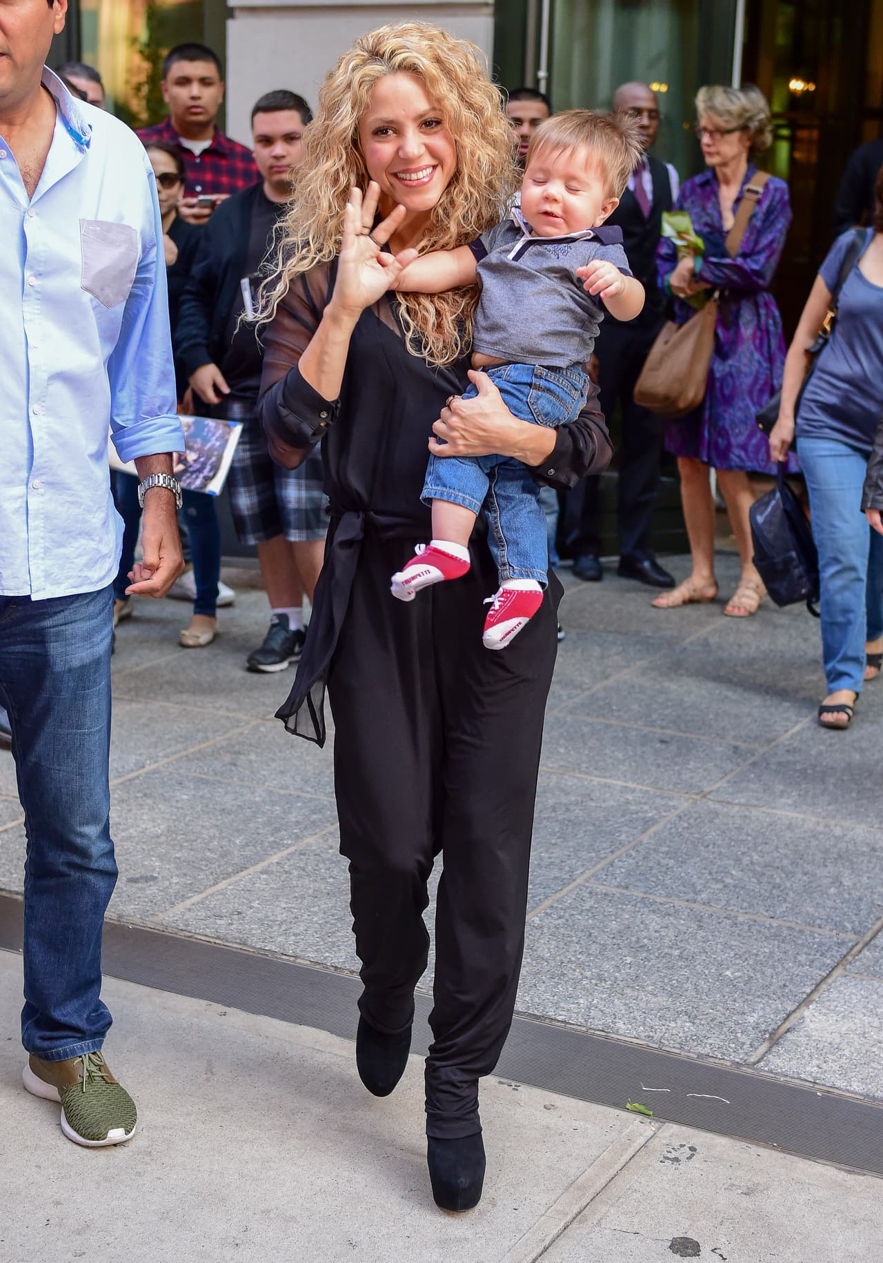 Shakira paseó con el pequeño Sasha en Nueva York.