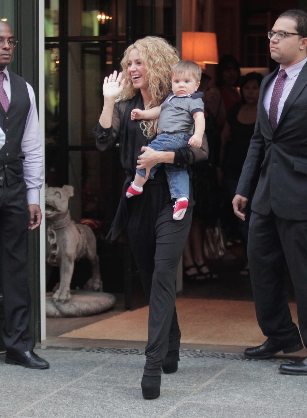 Momentos antes, así paseaba con él.