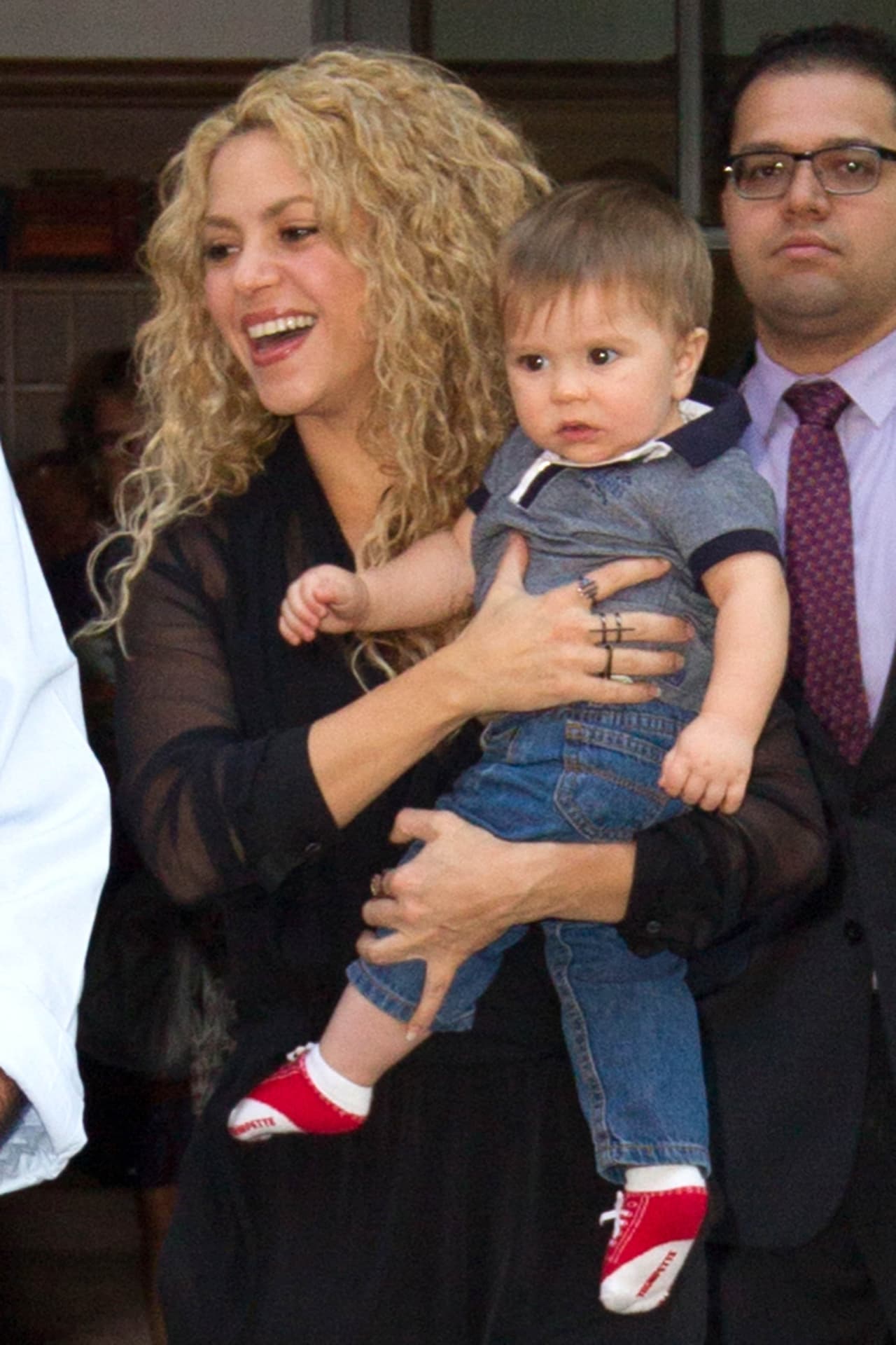Shakira salió con su bebé, feliz.