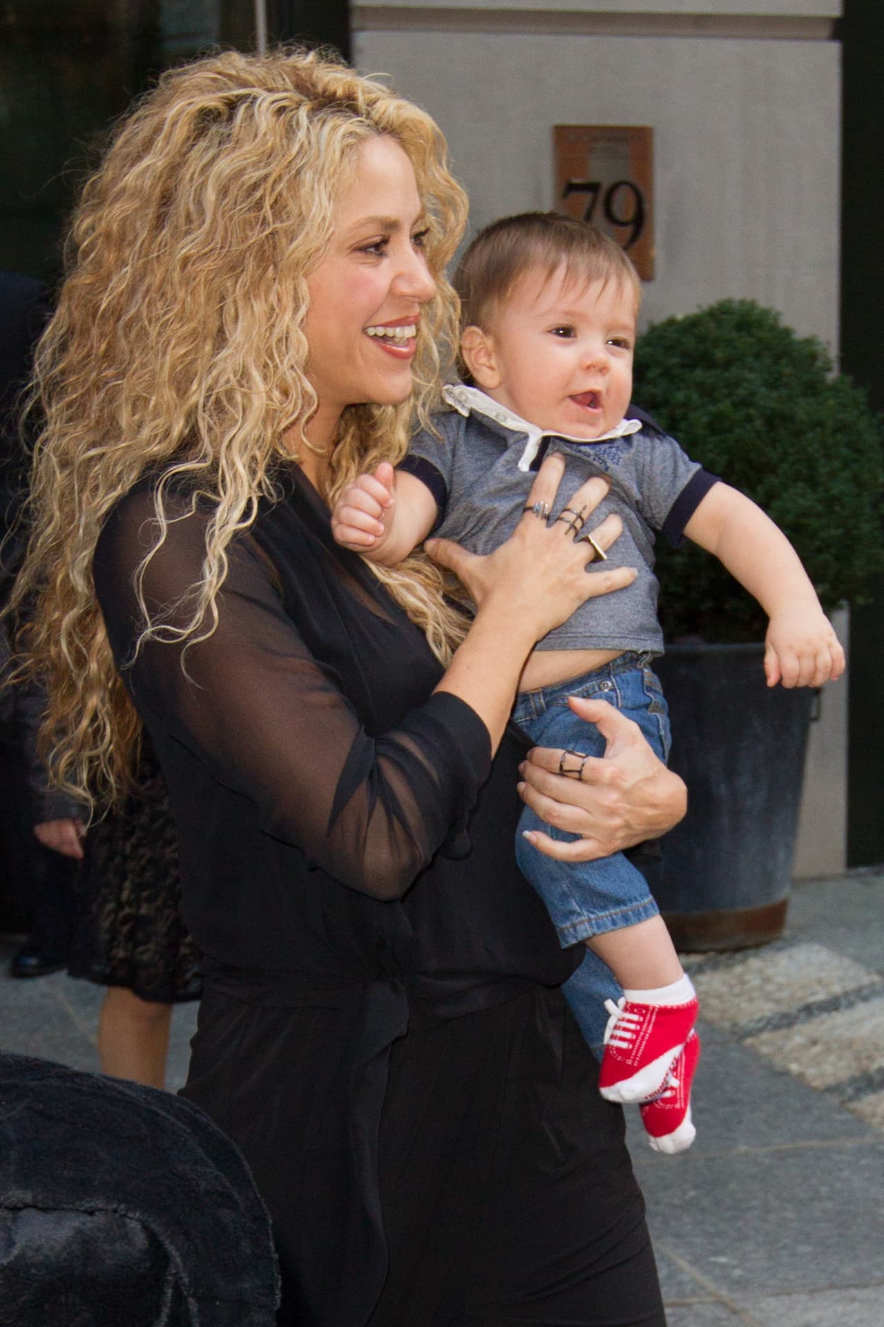 Entre ellos, claro está, fue a cantarle al Papa Francisco.