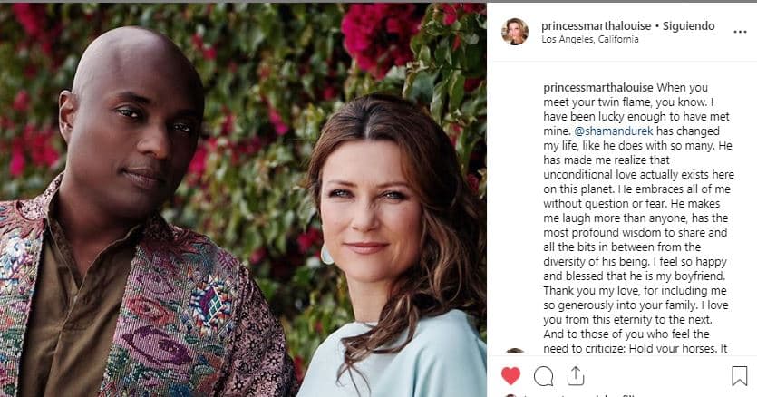 La princesa fue noticia en el mundo cuando el 14 de mayo de 2019 
<b><a href="https://www.univision.com/famosos/princesa-de-noruega-y-su-novio-chaman-aparecen-juntos-con-luis-miguel-y-carlos-rivera-hay-fotos-del-encuentro-fotos" target="_blank">confirmó su romance con el chamán Durek Verret</a></b>, conocido entre algunas estrellas de Hollywood como Gwyneth Paltrow. 
<br>