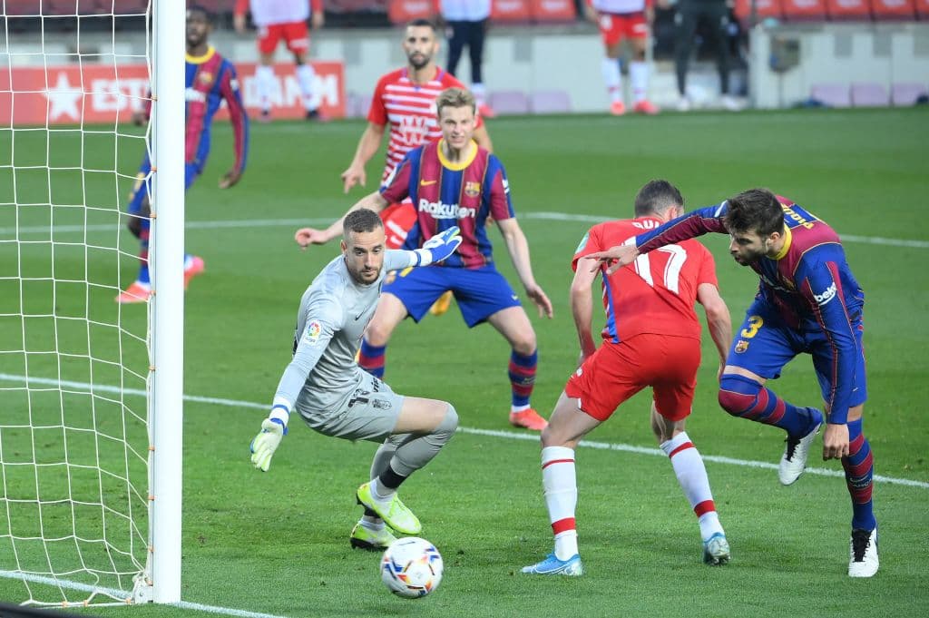 Los goles de Darwin Machís (63') y Jorge Molina (79') confirman la voltereta del 1-2 del Granada sobre el Barcelona y la pelea por el título de La Liga se pone color de hormiga.