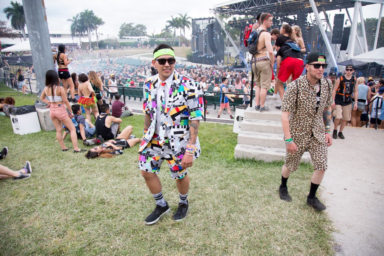 Muchos hombres ostentaban `elegantes´ trajes estampados con una inexplicable tendencia: ponerse tenis con medias a media pierna, por supuesto, no de color blanco.