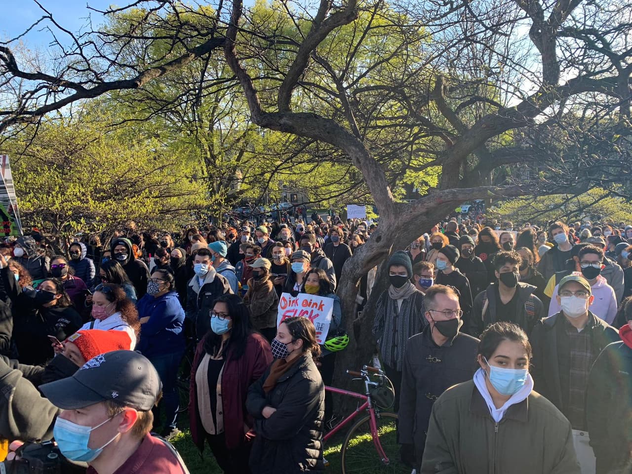 Organizaciones y miembros de la comunidad se reunieron para exigir justicia para Adam Toledo. La familia Toledo recibió apoyo de la 
<b><a href="https://www.univision.com/local/chicago-wgbo/debemos-exigir-que-esto-cambie-lider-comunitario-analiza-el-caso-de-la-muerte-de-adam-toledo-video">comunidad</a></b> antes de la publicación de los videos.