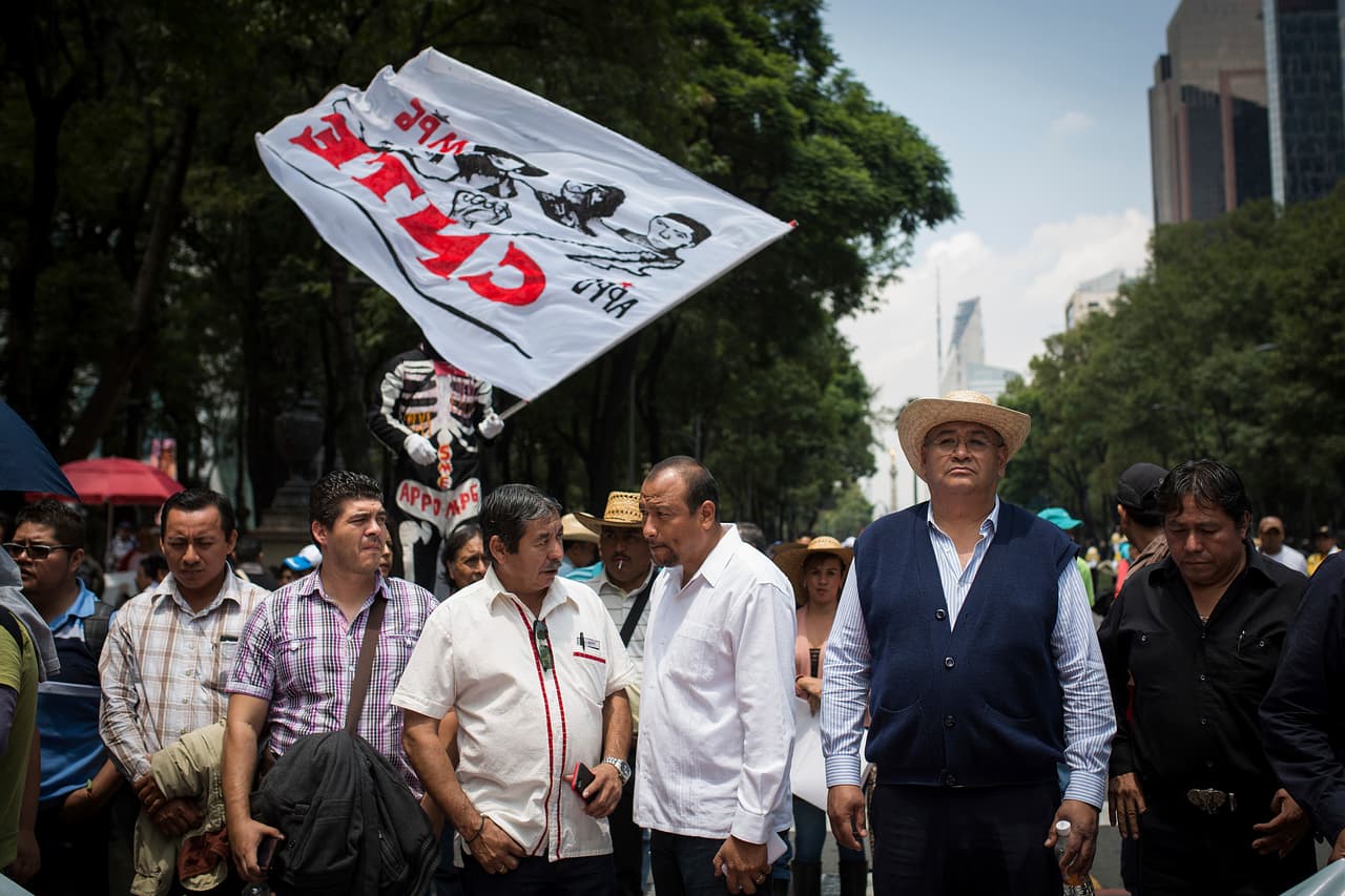 Policía impide manifestación de maestros en el aeropuerto de la Ciudad de México