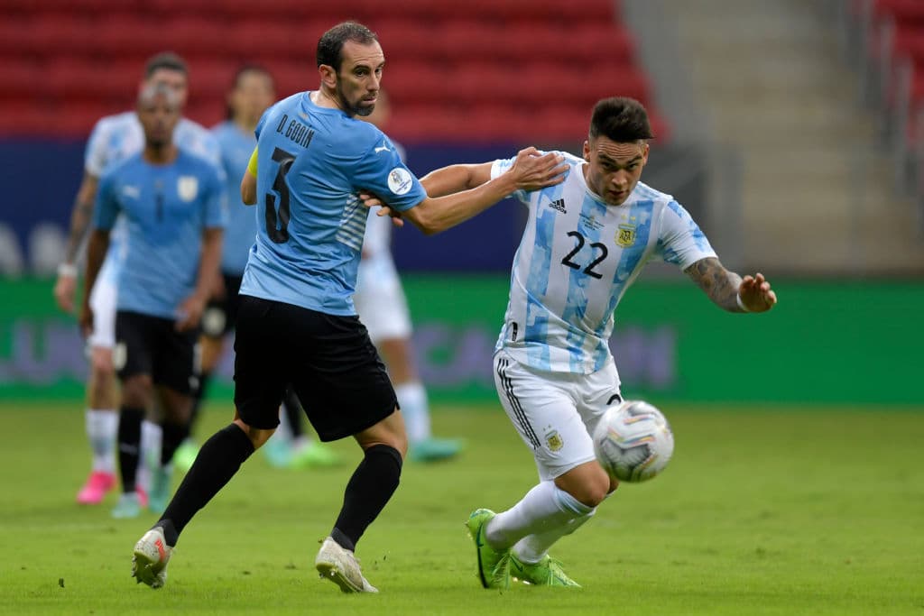 Con gran testarazo de Guido Rodríguez, Argentina logra vencer 1-0 a Urguay y comparten el liderato del grupo A junto a Chile.