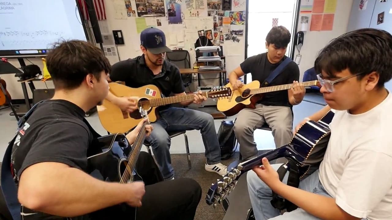 Estudiantes del Valle Central transforman la música escolar a ritmos del norte de México