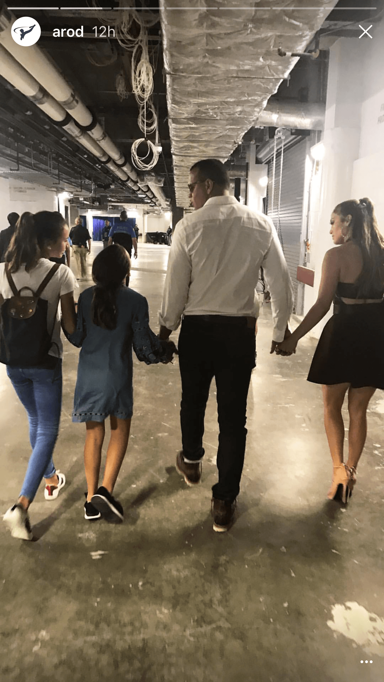 Alex Rodríguez compartió esta foto sobre su domingo con las mujeres de su vida, Jennifer López y sus hijas Ella y Natasha.