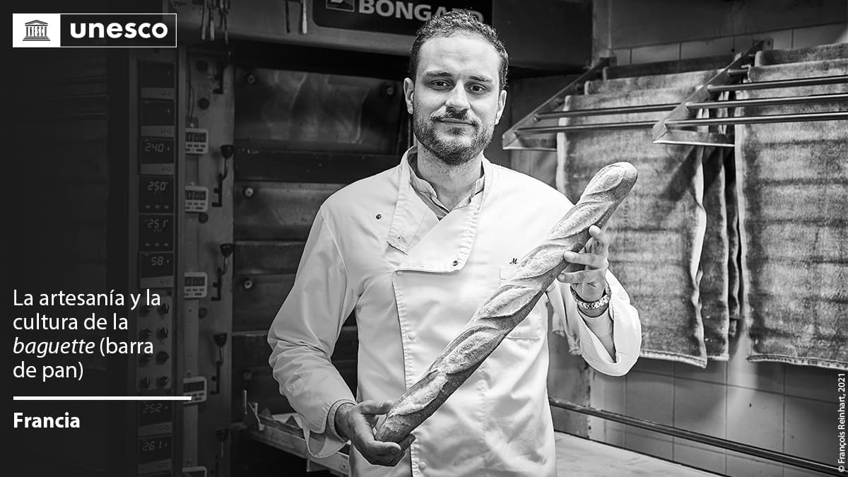 Imagen promovida por la UNESCO de un panadero francés sosteniendo una de las famosas baguette.