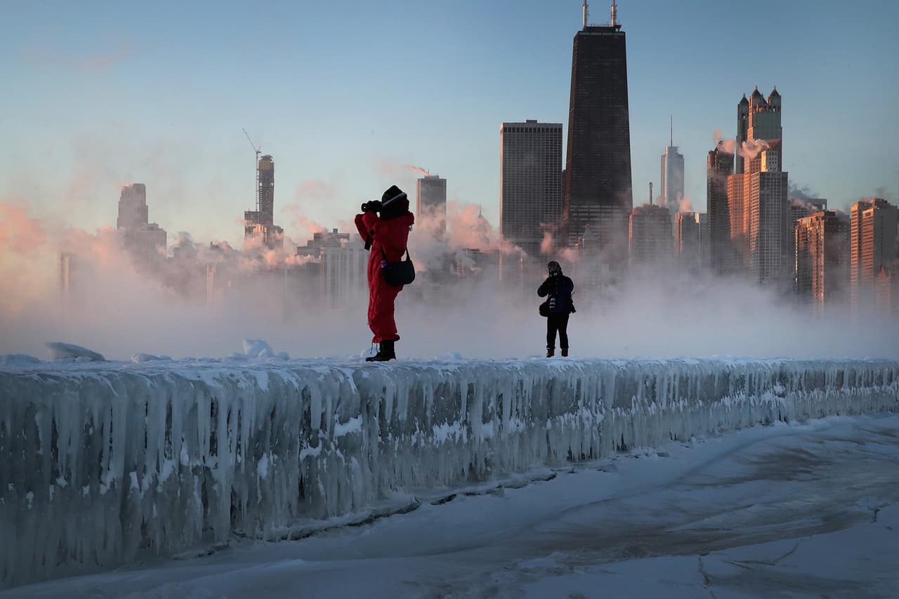Algunos fotógrafos se acercaron a la orilla nevada del lago Michigan en Chicago, cuando la temperatura estaba a -20 grados fahrenheit, unos -6 grados centígrados. La ola de intenso frío ártico, obligó al cierre de escuelas y negocios, y la cancelación de más de 1,600 vuelos de los aeropuertos de Chicago.