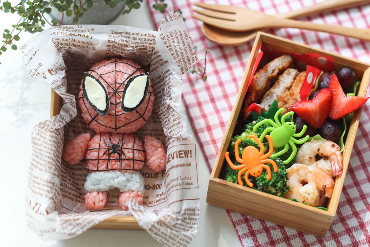 El pequeño y tierno spiderman esta hecho con arroz , seguro tu pequeño se lo terminaría completo.
