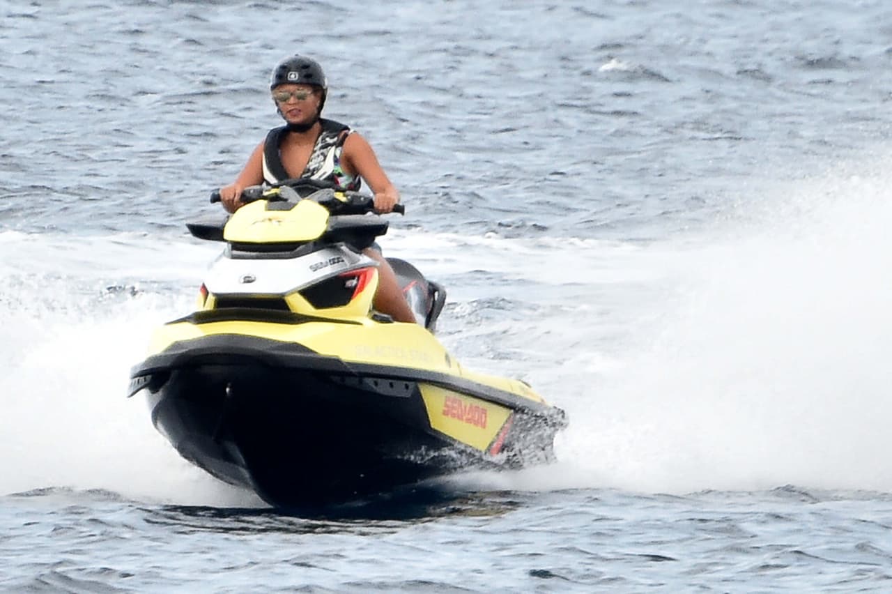 Con todo y sus libras extras, la cantante se montó en el jet ski.
