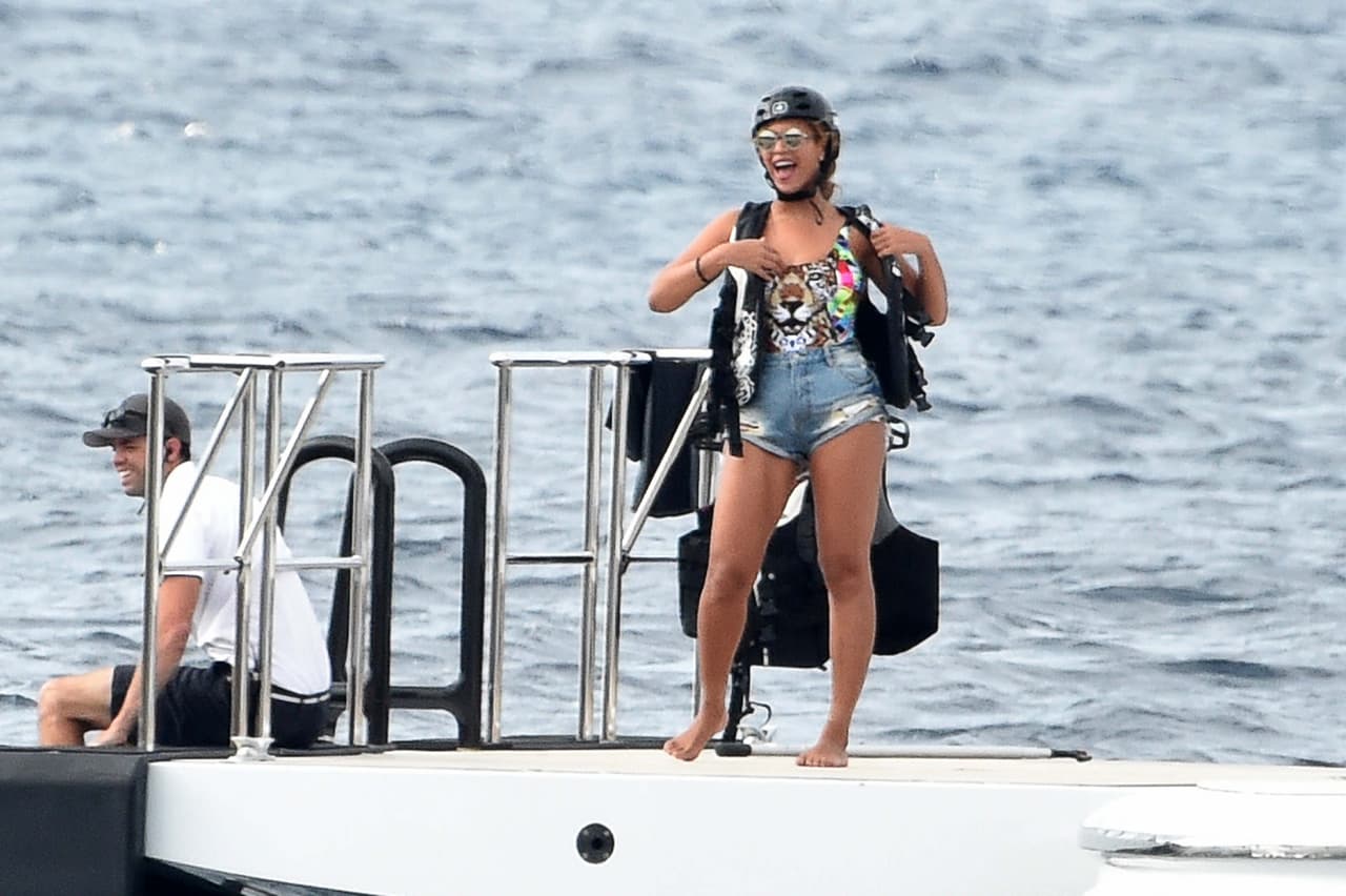 Esperamos que después de ver estas fotos la cantante se deshaga de los shorts de corte alto.